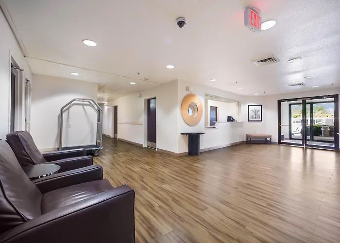 Hometowne Studios By Red Roof St. Louis - Airport/ N Lindbergh
