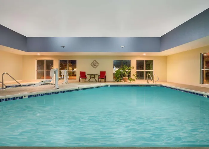 Super 8 By Wyndham Menomonie Wi