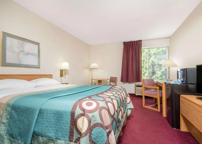 Super 8 By Wyndham Menomonie Wi