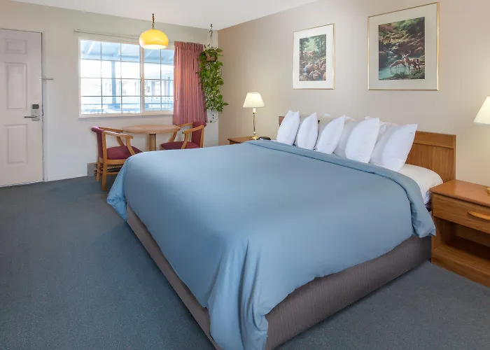 Redwood Inn