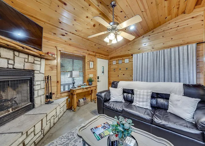 Hot Tub & Deck: Broken Bow 'Azalea House'