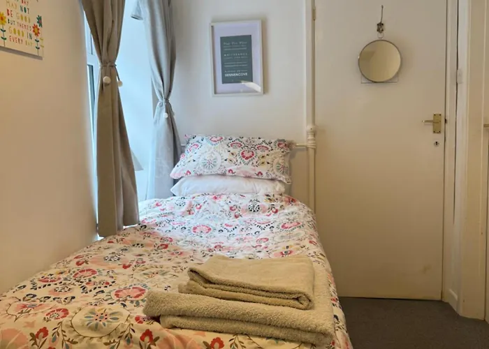 A Quiet, Beautifully Presented Single Room In A Welcoming Garden Flat