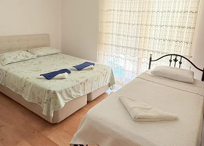 Hot tub-Fireplace-Pets-Sleeps 11-Bbq-Pool-Parking