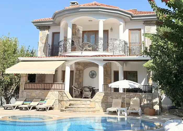 Hot tub-Fireplace-Pets-Sleeps 11-Bbq-Pool-Parking