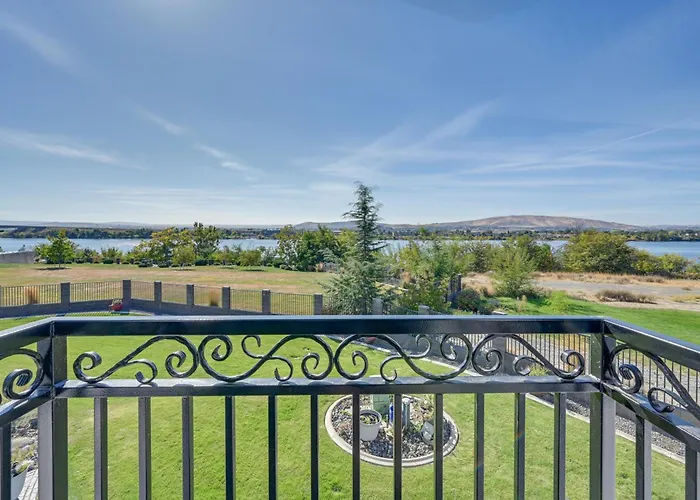 Pasco Condo W/ Columbia River Views + Hot Tub