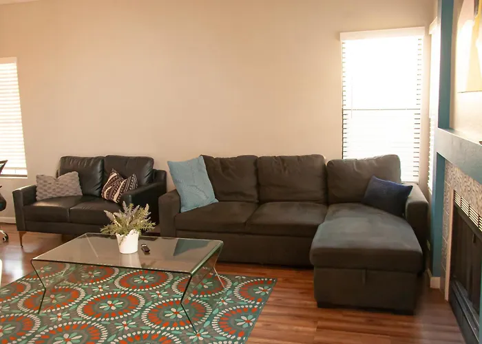 Large Pool & Patio Cozy Single Story Family House