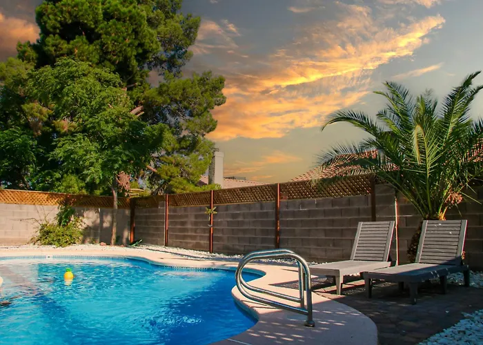 Large Pool & Patio Cozy Single Story Family House