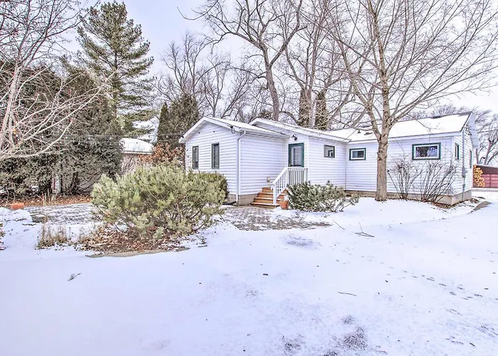 Green Lake Vacation Home W/ Screened Porch!