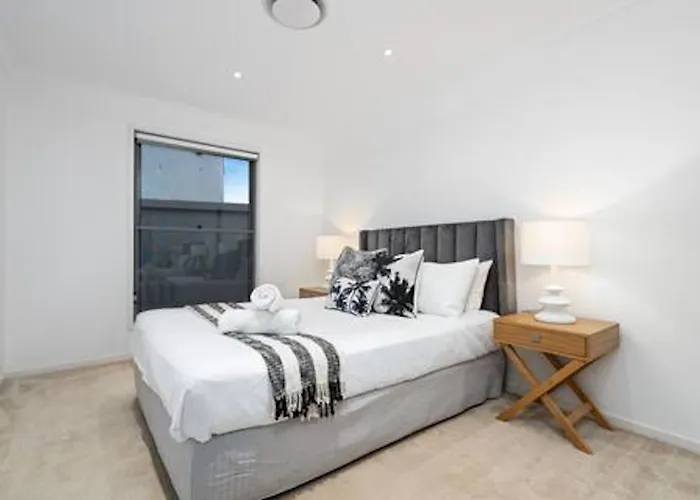 Sorrento Waterfront Retreat & Pool