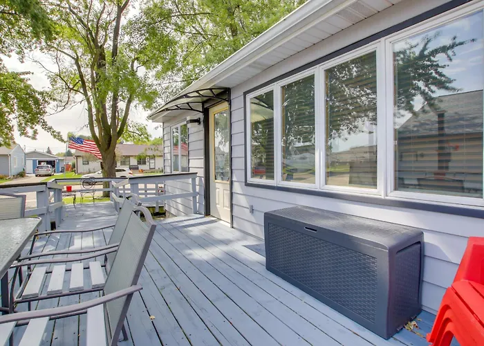Neenah Home W/ Deck: Near Lake Winnebago