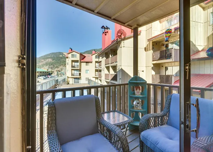 Ski-In Red River Retreat: Balcony, Mountain Views!