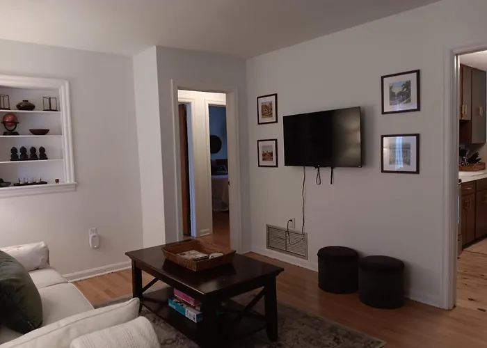 Mid Century Style Cottage Near Historic Downtown