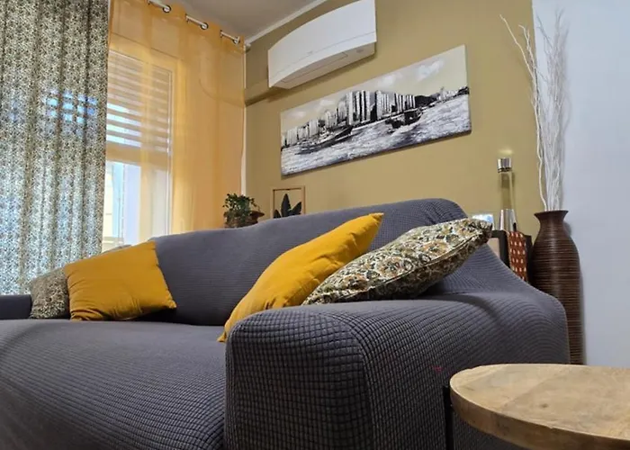 Varese Prime: Central Apartment with AC and Parking Near Train Station