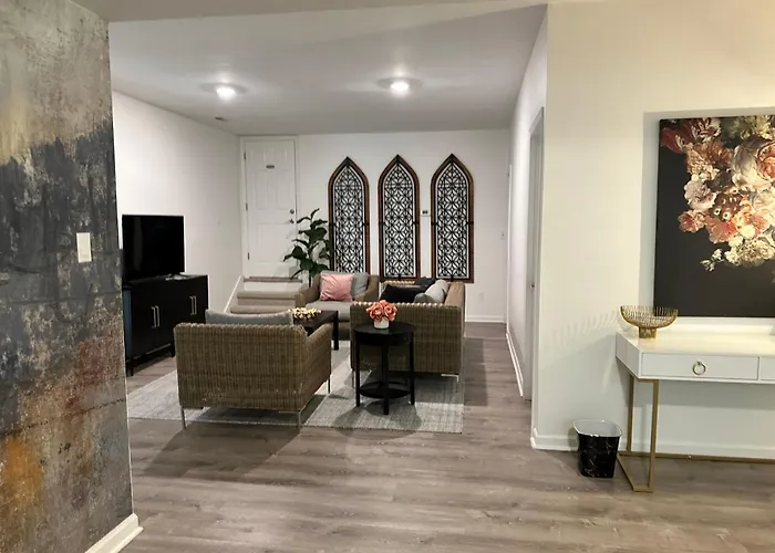 Private Suite In Upscale Neighborhood