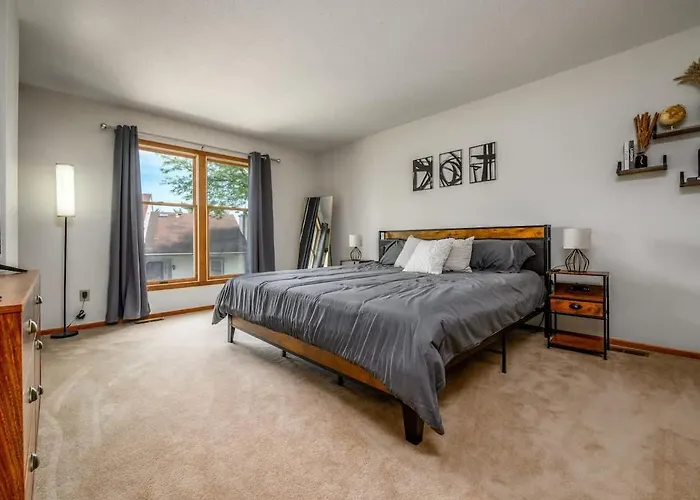 Quiet 2-Bedroom Condo With Garage And Fast Wi-Fi