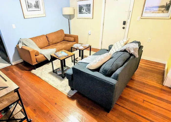 Relaxing Rustic Oasis, Unit A - 6 Minute Walk To Downtown! Pet-Friendly & Cyclists Welcome!