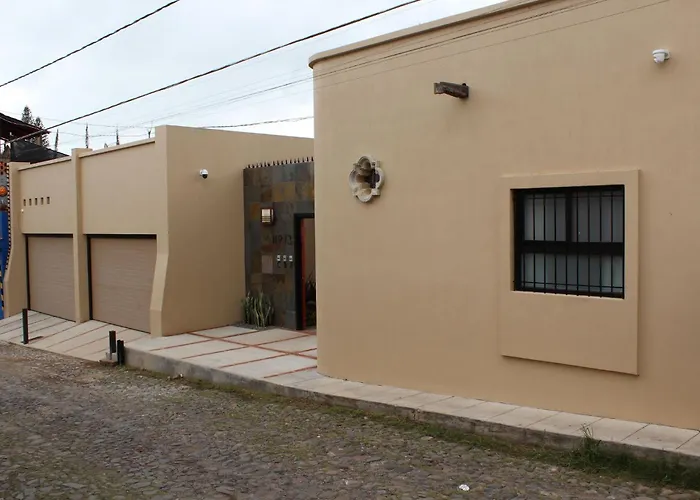 Ajijic 1 Bed Guesthouse-Great Location-Patio-Bikes-Pickleball Court-Golf Cart