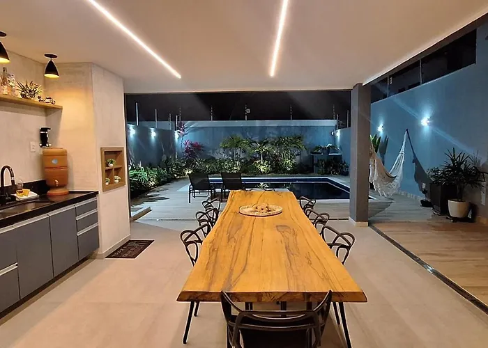 Suíte tripla vista piscina em casa moderna e familiar da Mirian