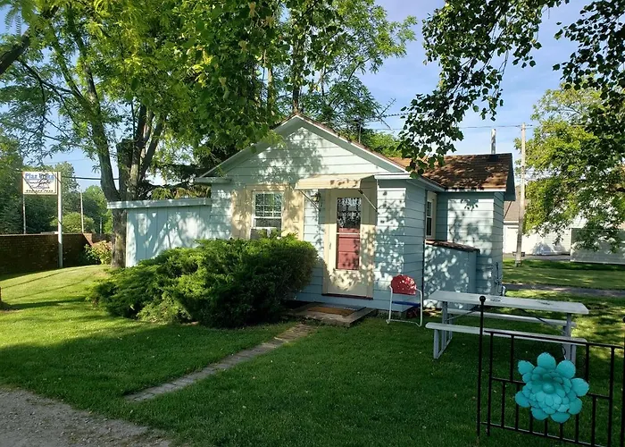 Charming Beach Cottage Along Lake Erie Near Cleveland, Ohio