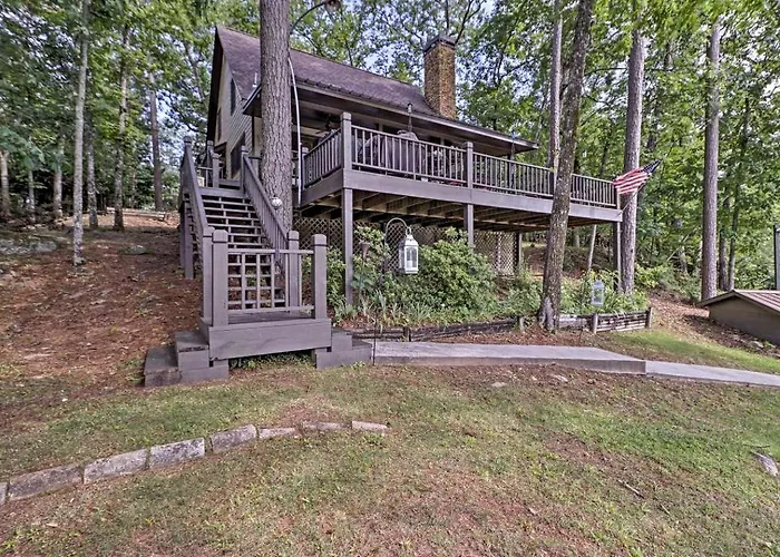 Delightful Waterfront Cabin Rental Overlooking Lake Martin, Elmore County, Alabama