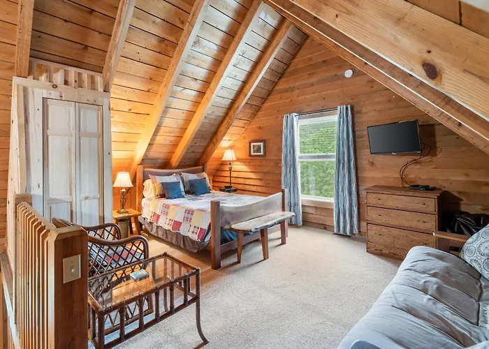 Romantic Cabin Getaway - King Bed - Fast Wi-Fi - Pet-Friendly