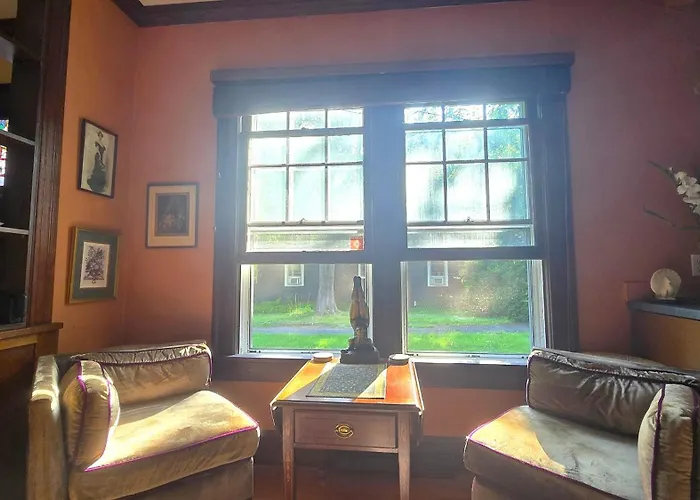 1920S Phoenicia Bungalow With Vintage Furnishings, Sauna, Fireplace, & Fenced Backyard