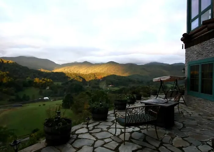 Deluxe Bed And Breakfast Getaway In The Great Smoky Mountains Near Leicester, North Carolina