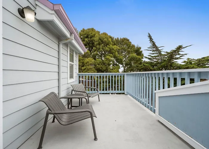 Montara Penthouse Elevated Comfort Above Downtown Half Moon Bay