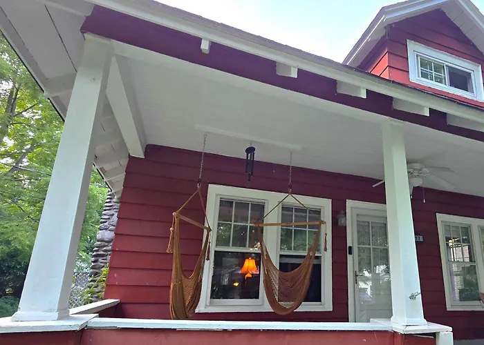 1920S Phoenicia Bungalow With Vintage Furnishings, Sauna, Fireplace, & Fenced Backyard