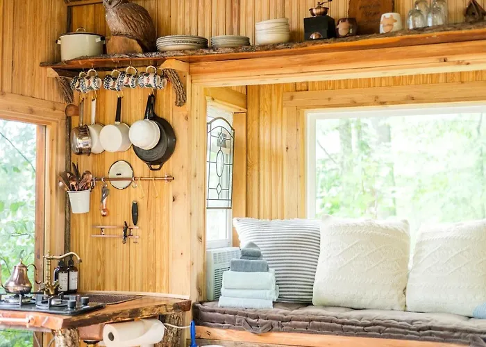 Stunning Pet-Friendly Treehouse For Relaxing Glamping Retreats In North Carolina