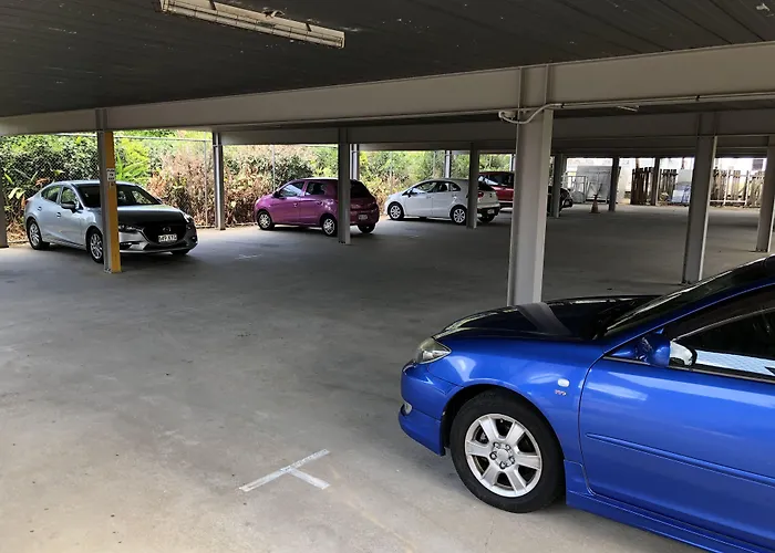 Cairns Reef Apartments & Motel