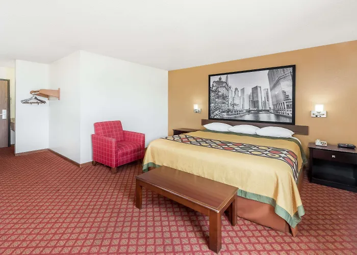 Super 8 By Wyndham Marshall