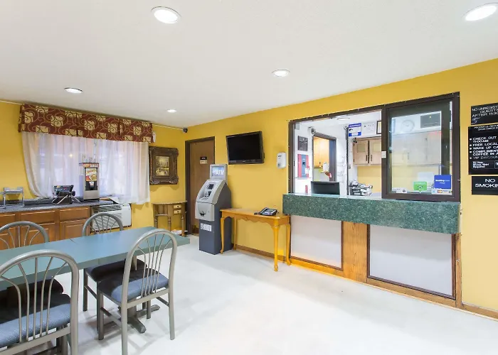 Super 8 By Wyndham Greensboro/Coliseum/Conv.