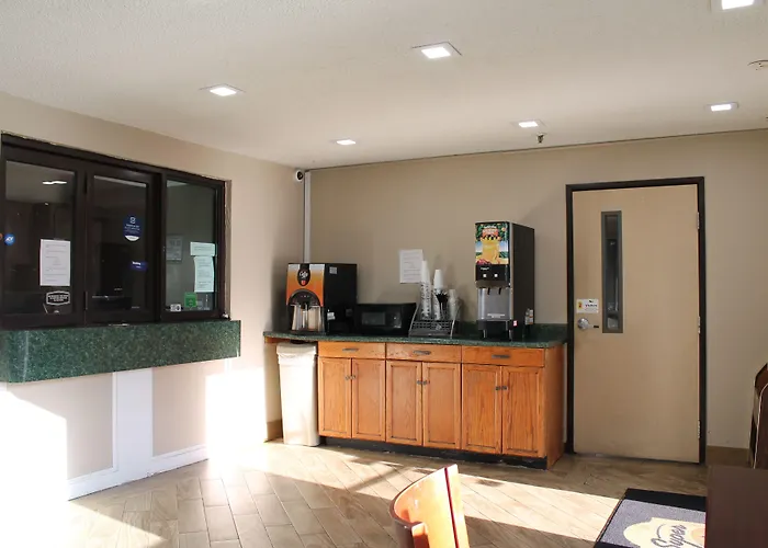 Super 8 By Wyndham Greensboro/Coliseum/Conv.