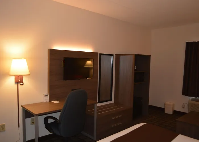 Super 8 By Wyndham Ambassador Bridge Windsor On