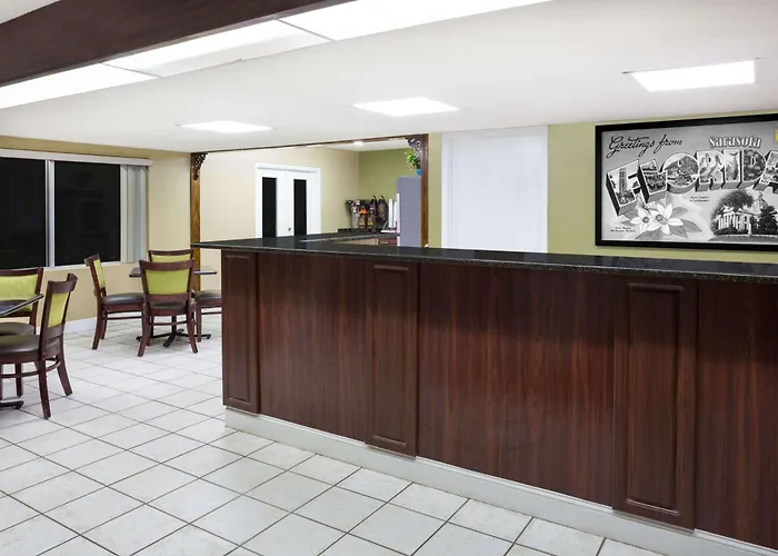 Super 8 By Wyndham Sarasota Near Siesta Key
