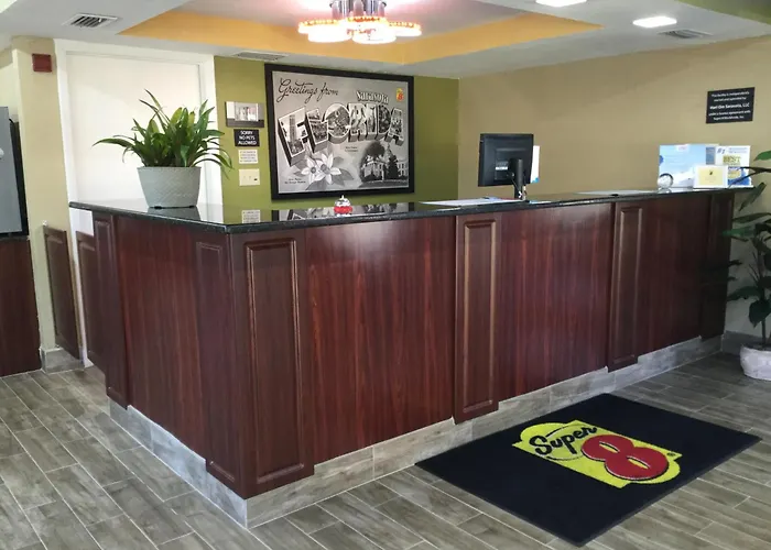 Super 8 By Wyndham Sarasota Near Siesta Key