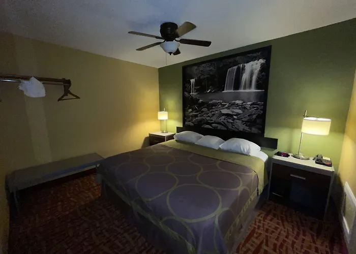 Super 8 By Wyndham Van Buren/Ft. Smith Area