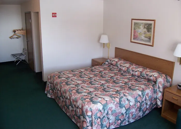 Budget Host Inn & Suites North Branch