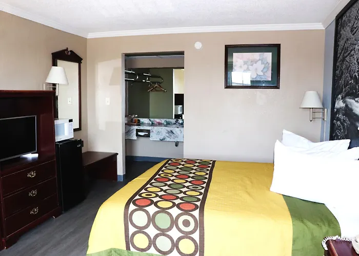 Super 8 By Wyndham Clarksville East