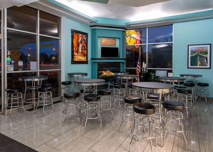 Super 8 By Wyndham Nau/Downtown Conference Center