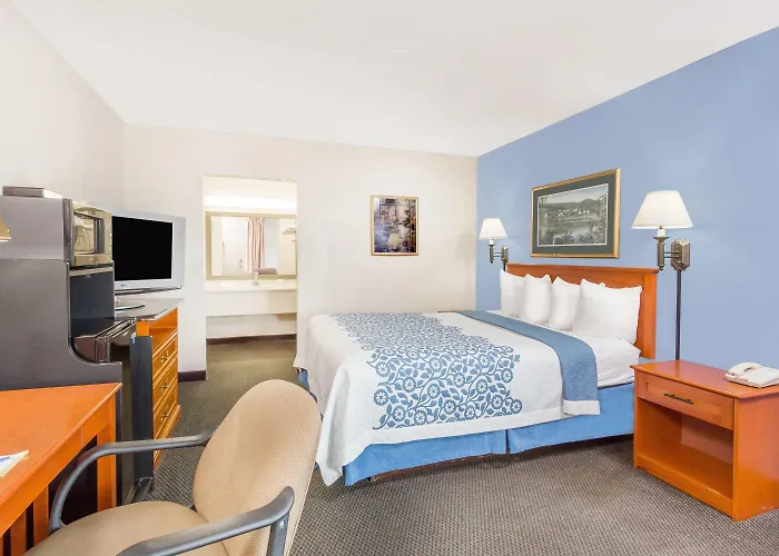 Days Inn By Wyndham Cedar Falls- University Plaza