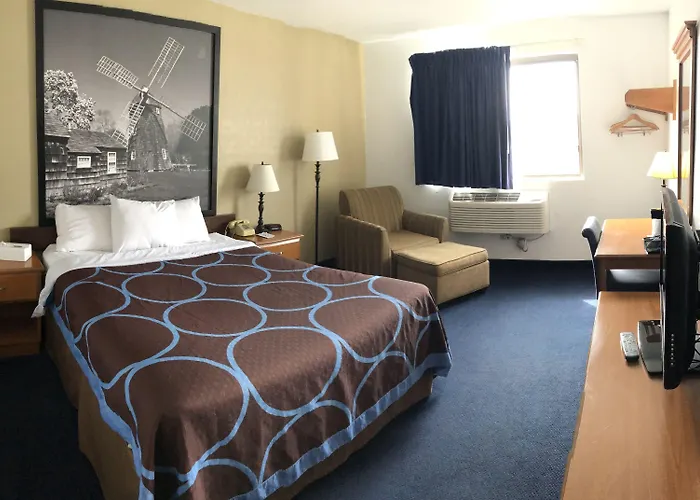 Super 8 By Wyndham Montgomery Maybrook