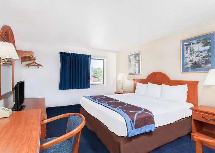 Super 8 By Wyndham Montgomery Maybrook