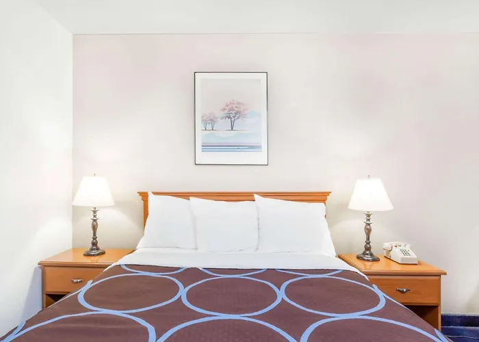 Super 8 By Wyndham Montgomery Maybrook