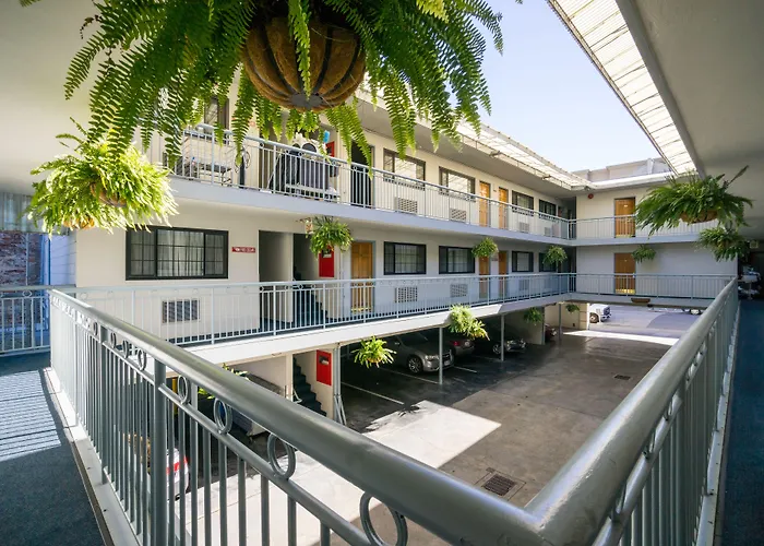 Nob Hill Motor Inn