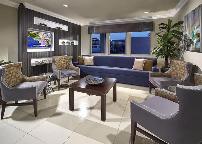 Eden Roc Inn & Suites Near The Maingate