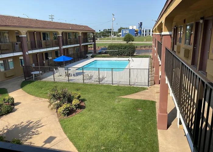 Super 8 By Wyndham Midwest City Ok