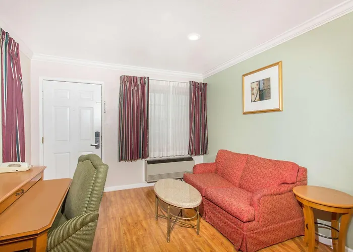 Upper Lake Inn & Suites