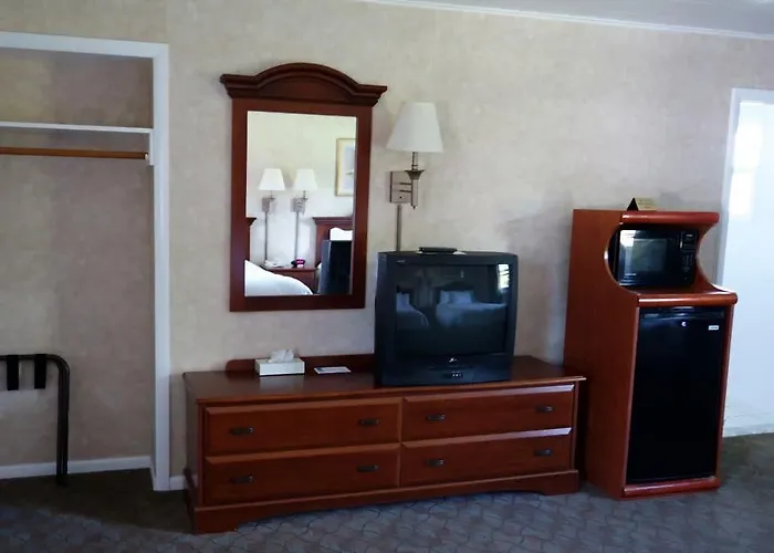 Monument Mountain Motel
